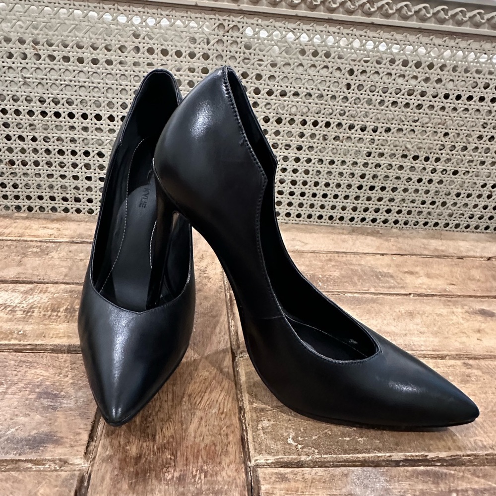 KENDALL + KYLIE
Abi scalloped line leather pumps